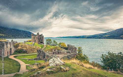 Urquhart Castle ist eine Burgruine am Loch Ness in den schottischen Highlands. Die Burg liegt 21 Kilometer südwestlich von Inverness und 2 Kilometer östlich des Dorfes Drumnadrochit. 