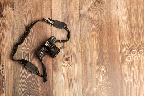 Canvas Print Old analogue SLR on wooden background