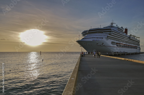 Traumreise Karibikkreuzfahrt mit Carnival Kreuzfahrtschiff Sunshine und einsamem Strand mit Palmen auf Insel - Dream Caribbean cruise vacation on cruiseship liner