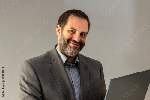 homme barbu au travail