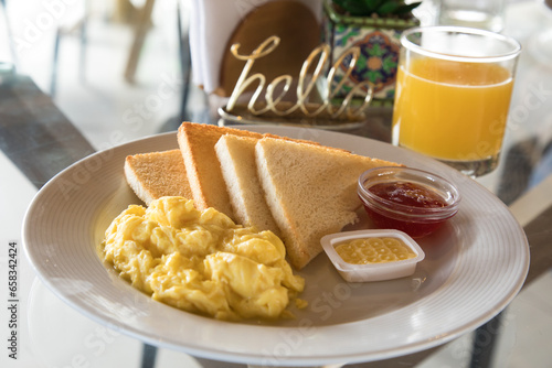 Desayuno americano huevos revueltos rostadas jugo de naranja y cafe