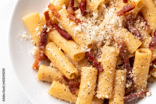 Deliziosi maccheroni alla gricia, ricetta tipica romana di pasta con guanciale, pecorino e pepe nero, cucina italiana, cibo europeo  photo