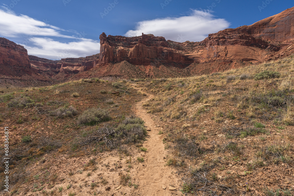 Fototapeta premium hiking the alcove spring trail, canyonlands national park, usa