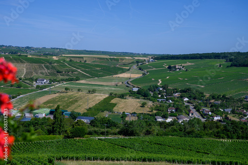 Fotografia Walking in Sancerre, medieval hilltop town and commune in Cher department, France overlooking the river Loire valley with vineyards, noted for its Sancerre wine