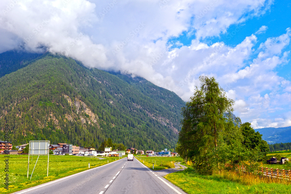 Die Ötztalstraße (B 186) bei Umhausen, Tirol (Österreich)