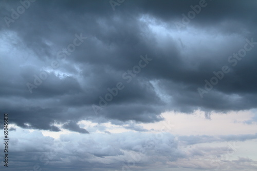 Tableau sur toile 雨の降りそうな厚く灰色の雲が広がる秋の空