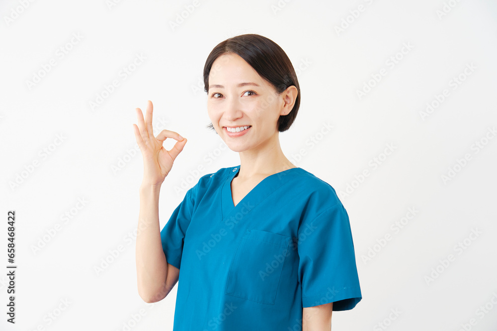 OKサインをする女性の医者　白背景