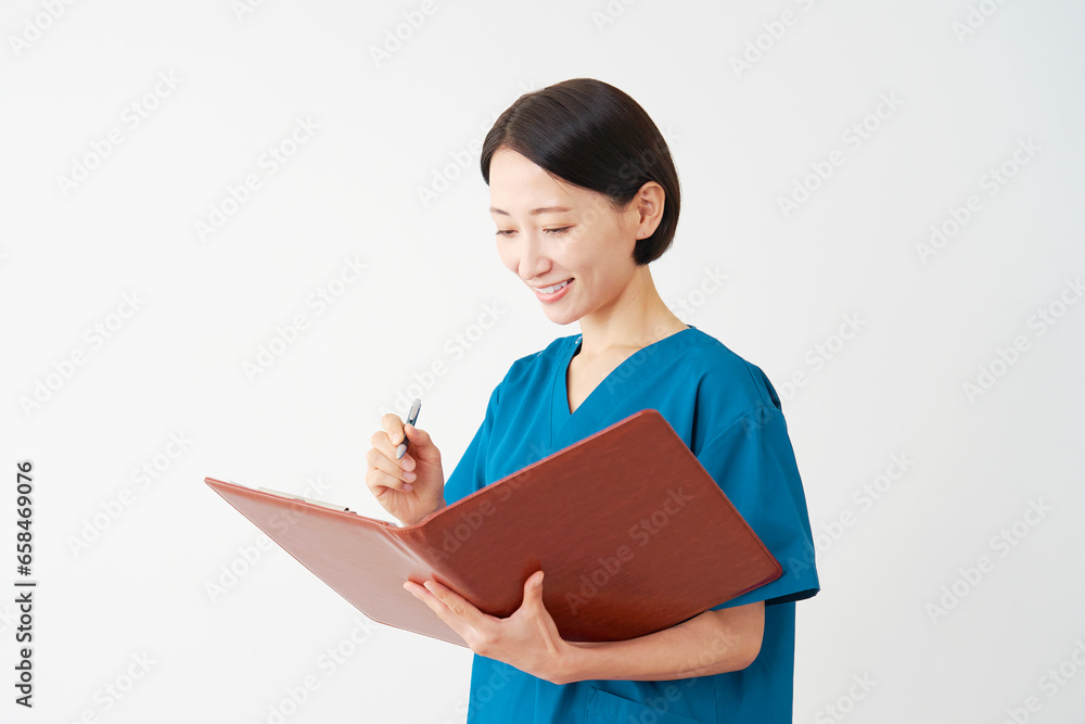 問診する女性の医師　白背景