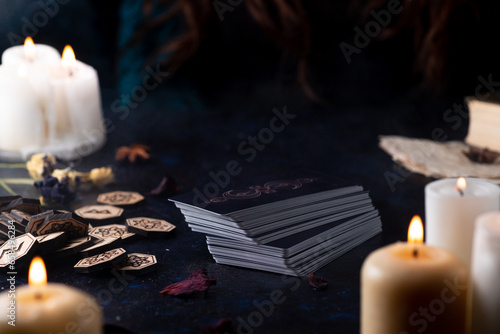 Fototapet Fortune-telling on tarot cards, the hands of a fortune-teller