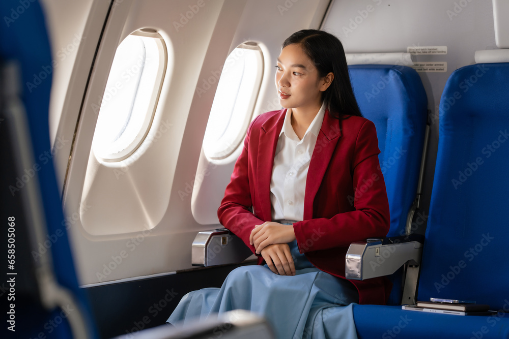 Φωτογραφία Passionate female asian chinese japanese people student aboard airplane, clutching textbooks, eagerly anticipating her overseas academic venture