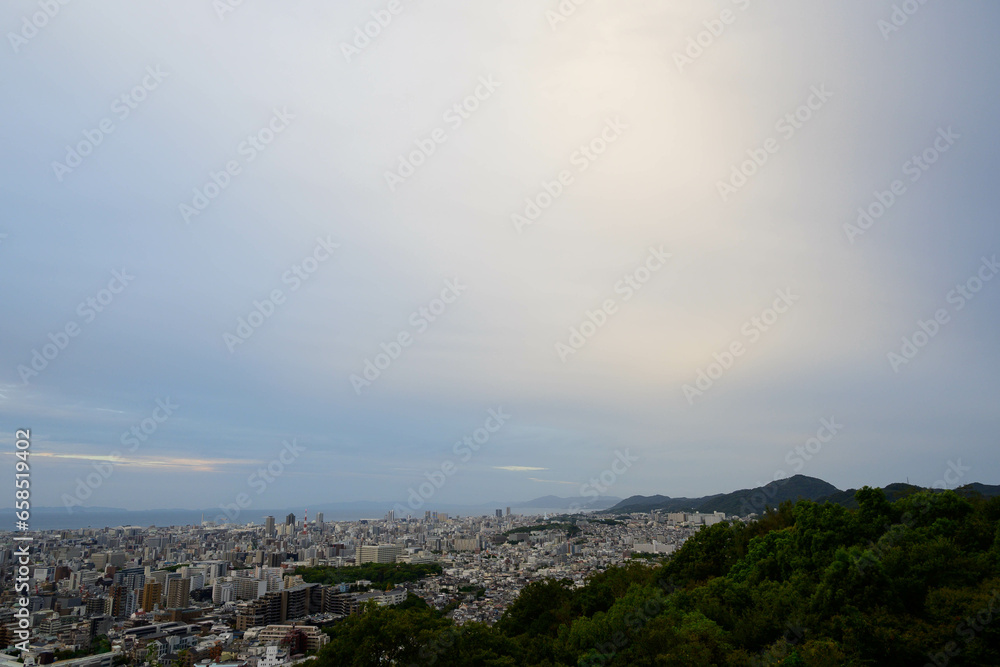 晴れた朝、神戸三宮の高台ヴィーナスブリッジより市街地をのぞむ。
