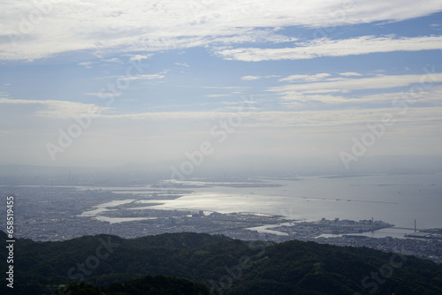 六甲山から神戸市街地、芦屋・西宮・大阪方面を見下ろす。都会からすぐにある絶景ポイント。六甲山ガーデンテラスより撮影