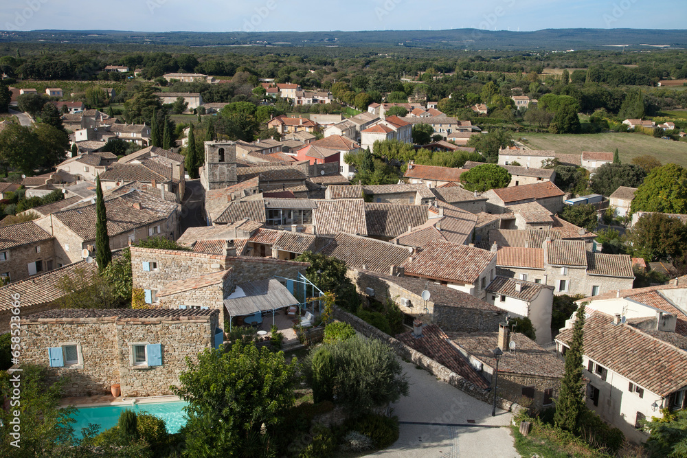 Vue aérienne du village de Chamaret dans la Drôme provençale