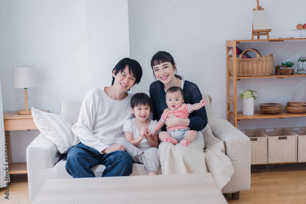家族団らんの時間を過ごす家族 家族団らんの時間を過ごす家族
