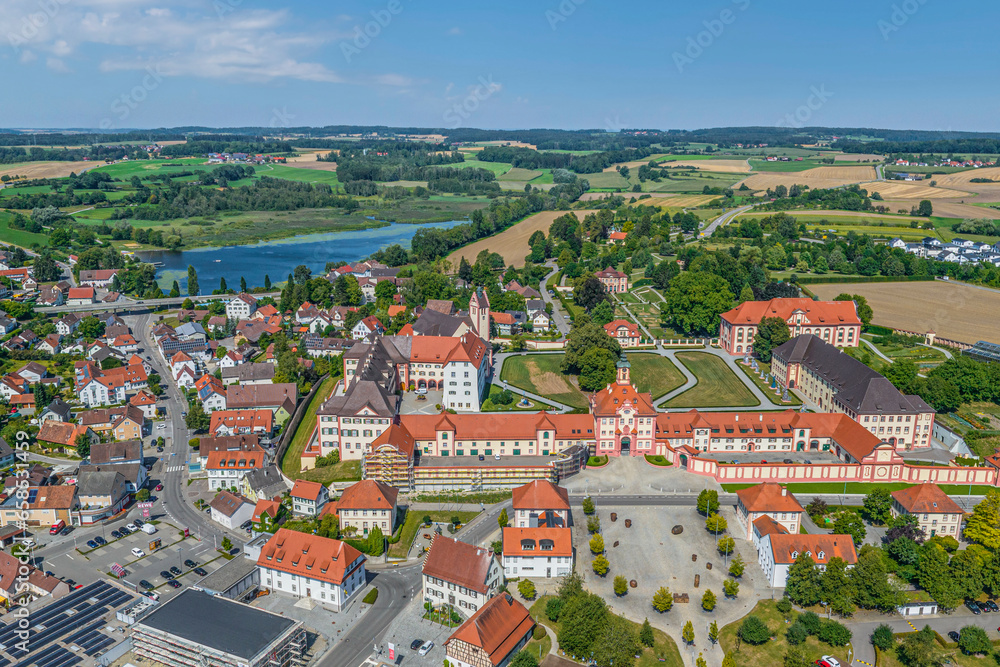Altshausen an der Oberschwäbischen Barockstraße im Luftbild, Ausblick über das Schloss nach Norden