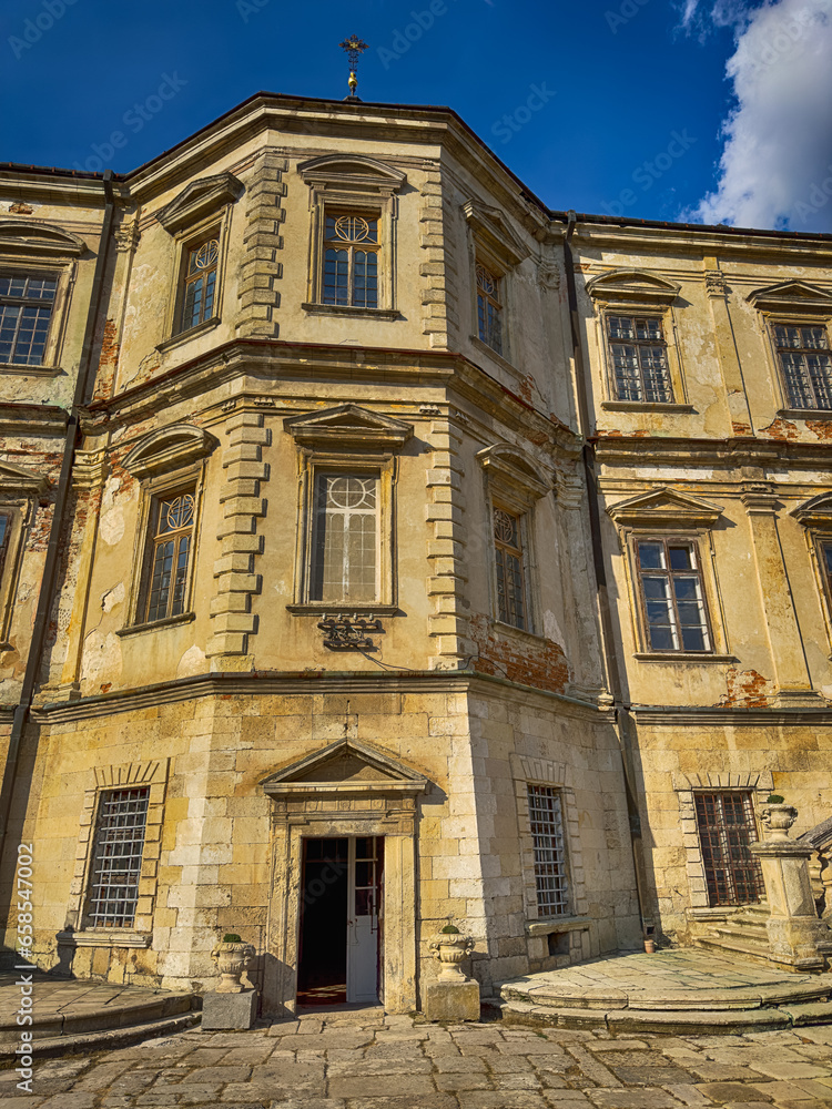 Pidhirtsi Castle, a true architectural gem, stands proudly amidst the Ukrainian countryside. With its stunning Renaissance and Baroque design, the castle is a captivating blend of history and beauty