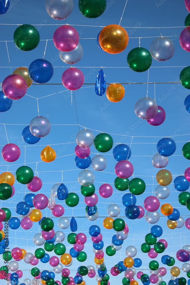 Ballons multicolores suspendus sous le ciel