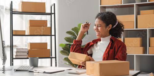 Foto A young female entrepreneur who has achieved sales in a small online business