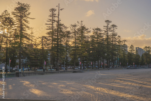 Canvas Print Sydney northern beaches main Manly beach facing pacific ocean on a sunny summer day with crowd of tourists and beachgoers relaxing and sufring