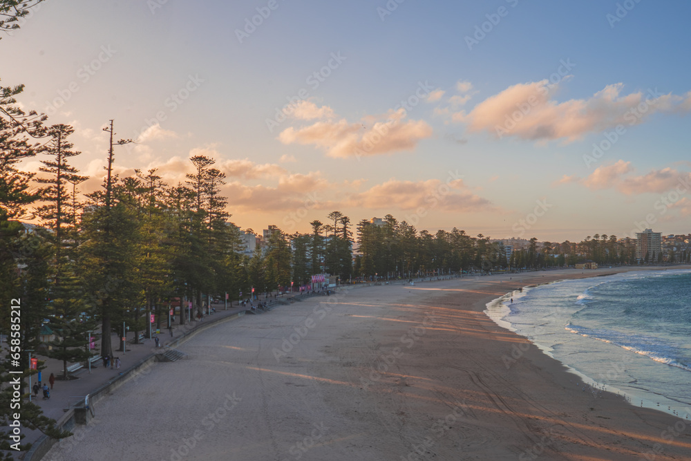 Ταπετσαρία Sydney northern beaches main Manly beach facing pacific ocean on a sunny summer day with crowd of tourists and beachgoers relaxing and sufring