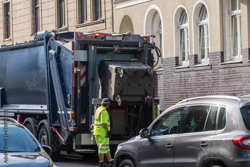 Die Müllabfuhr in einer Großstadt behindert den Verkehr © biggi62