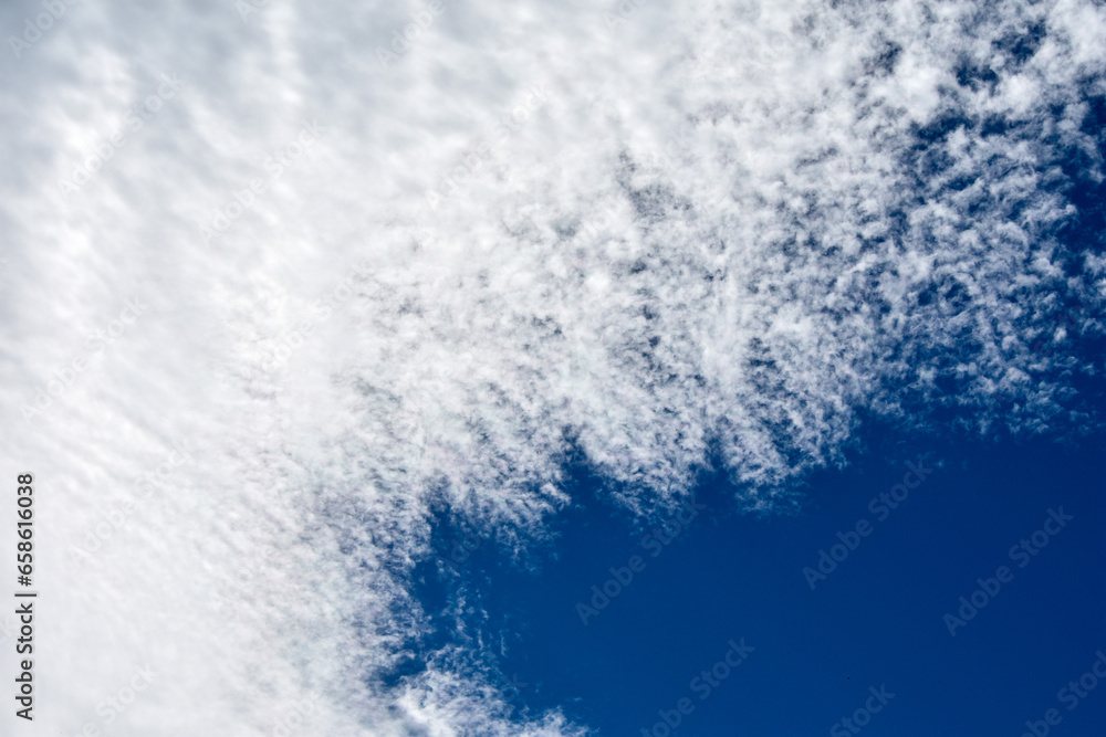 秋晴れ　澄んだ青空と白い雲