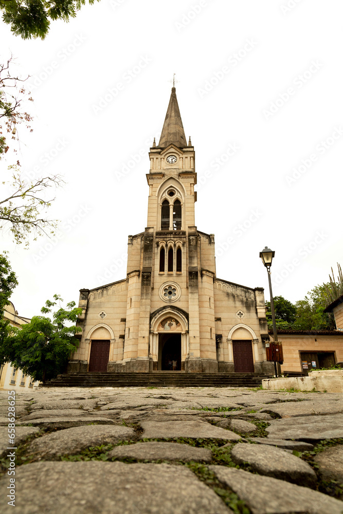 Igreja do Rosário com arquitetura clássica com torre alta. 