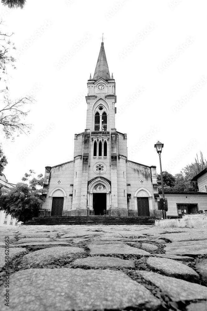 Igreja do Rosário com arquitetura clássica com torre alta. 