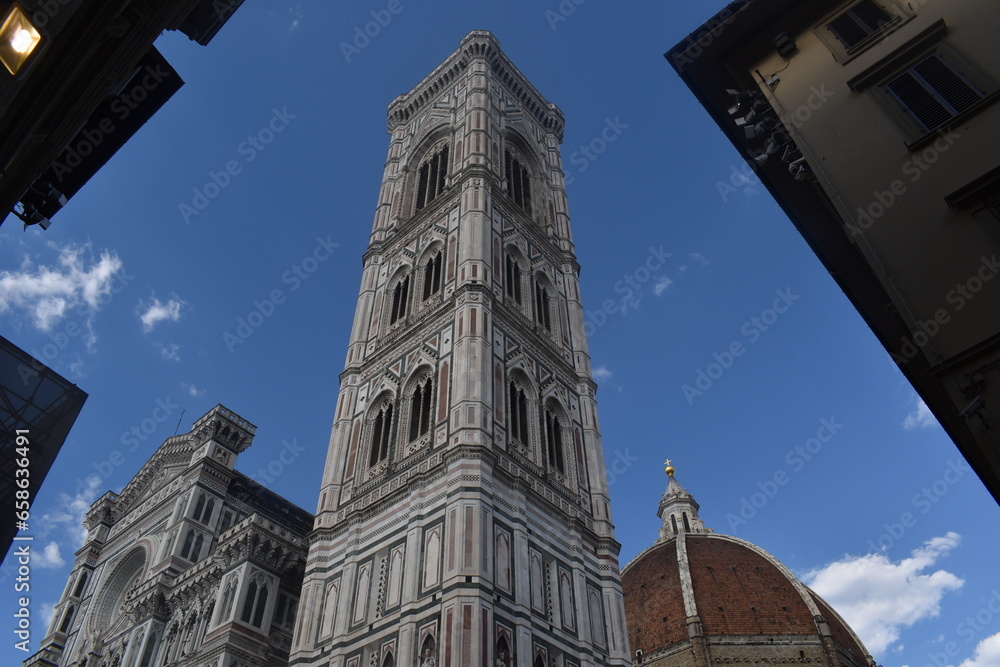 Vista inferior de la torre de la catedral de Florencia