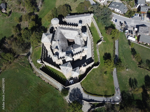 Vista  aerea dal drone. Il castello di Fénis è un castello medievale italiano situato nel comune di Fénis. È uno dei castelli più famosi della Valle d'Aosta.