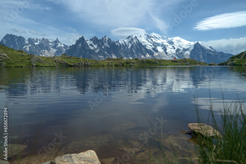 Chaîne du Mont-Blanc et son reflet dans les lacs Chésérys, France