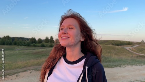 Foto young beautiful woman relax and walking in the park at sunset or sunrise