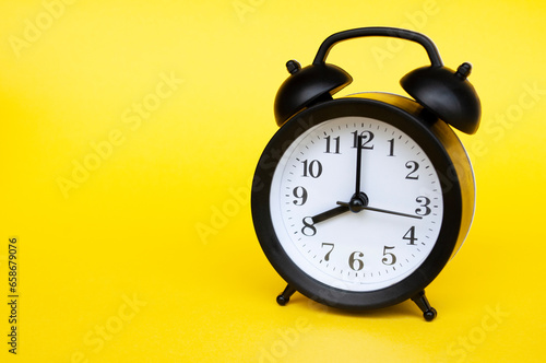 Alarm clock pointing at 8 am or pm with customizable space for text or ideas.