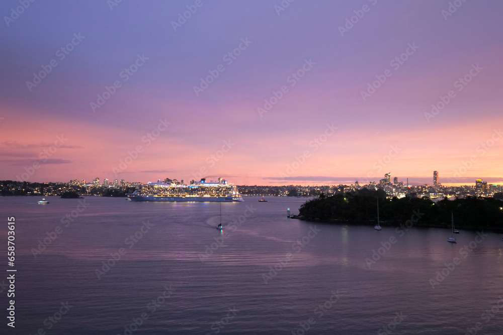 Kreuzfahrtschiff in der Bucht von Sydney bei Abenddämmerung
