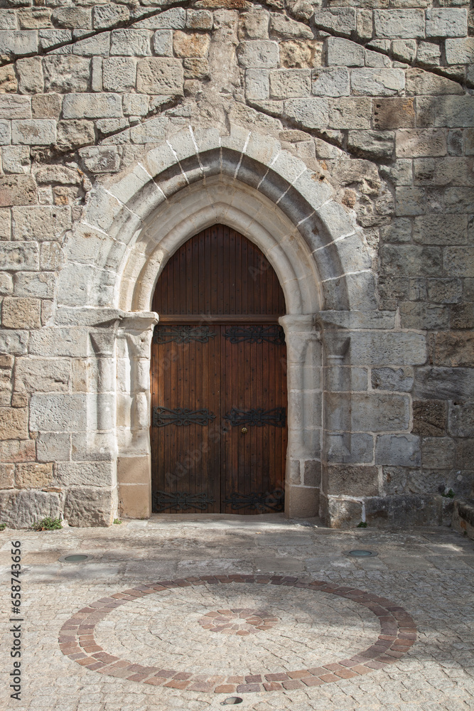 Porte d'entrée de la vieille église du village de Ailhon en Ardèche