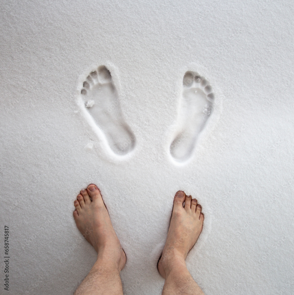 Ταπετσαρία Man walks barefoot in a snowdrift, hardening her body