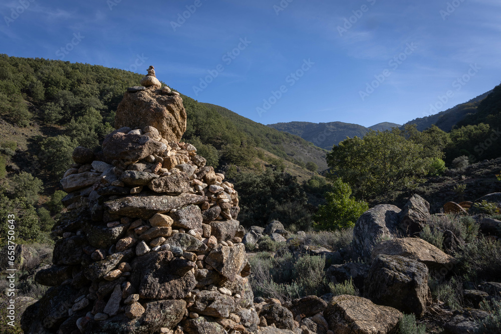 Fototapeta premium Señalización de piedra en la Ruta de la Garganta de los Infiernos , en el Valle del Jerte