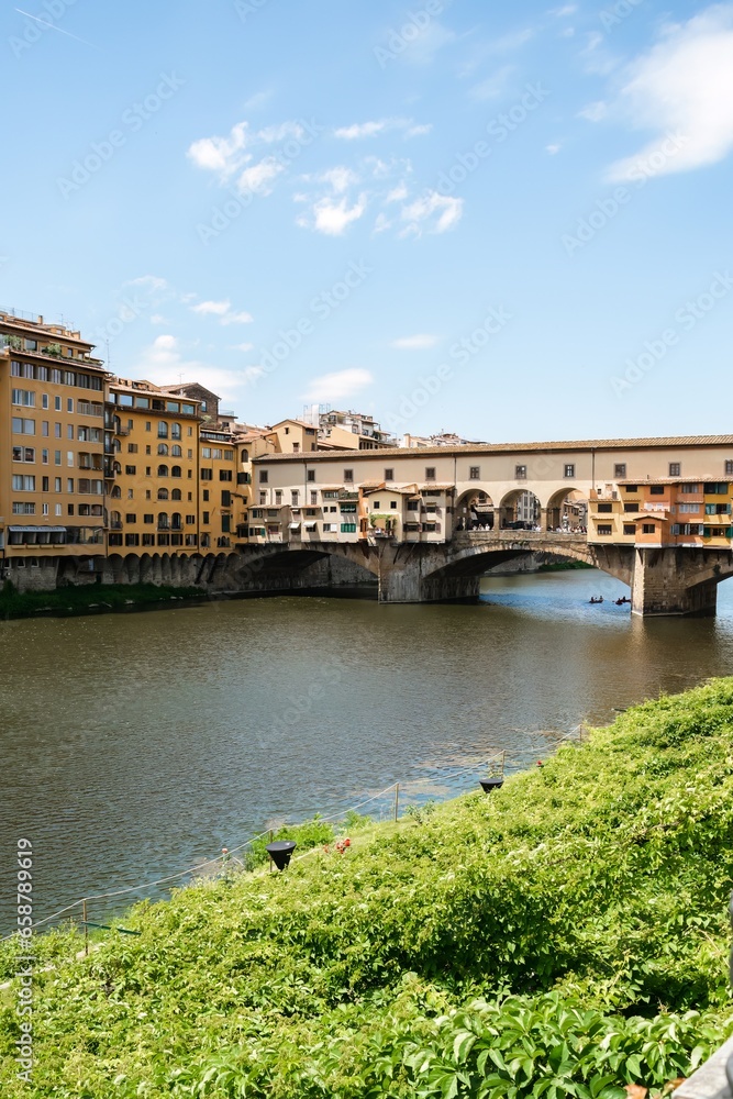 Naklejka premium historic ponte vecchio bridge over the arno river in florence, italy