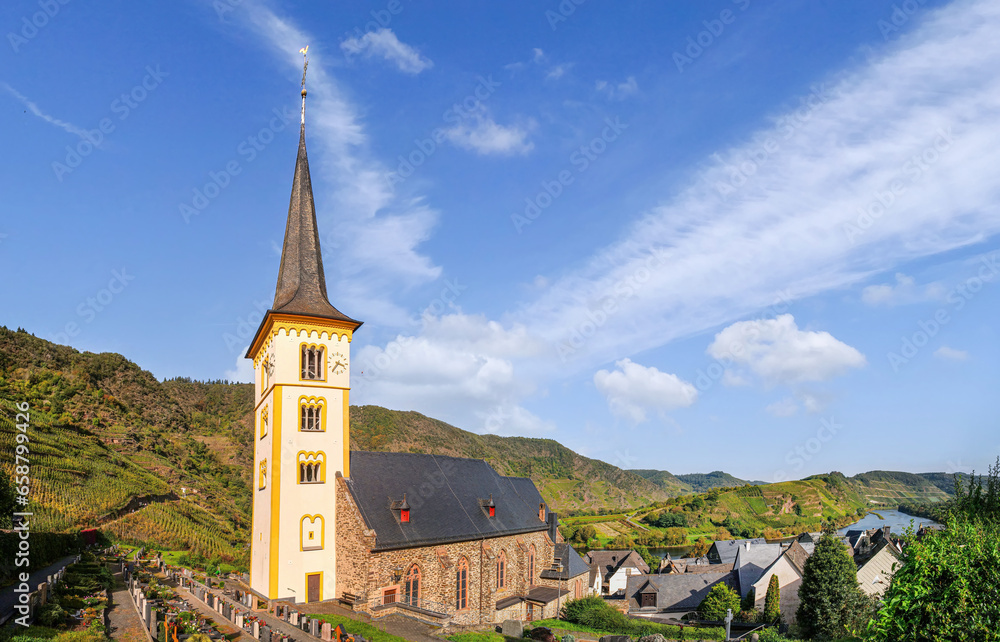 Moselschleife bei Bremm mit Weinbergen und Sankt-Laurentius-Kirche