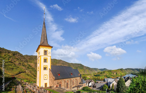 Moselschleife bei Bremm mit Weinbergen und Sankt-Laurentius-Kirche