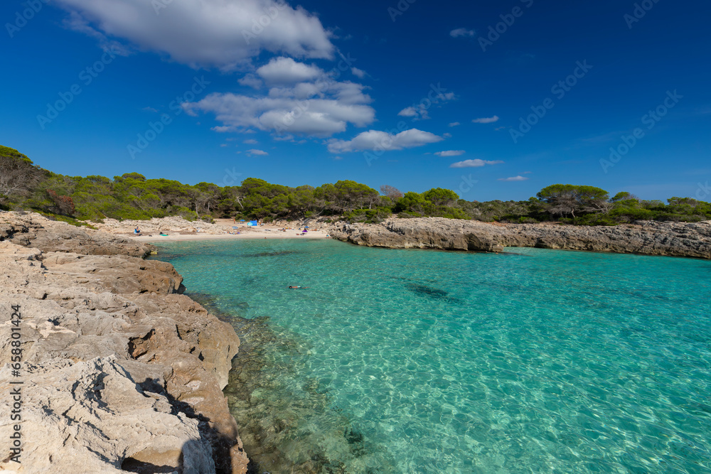 Krajobraz morski i skaliste wybrzeże, pocztówka z podróży, urlop i zwiedzanie hiszpańskiej wyspy Menorca, Hiszpania - obrazy, fototapety, plakaty 