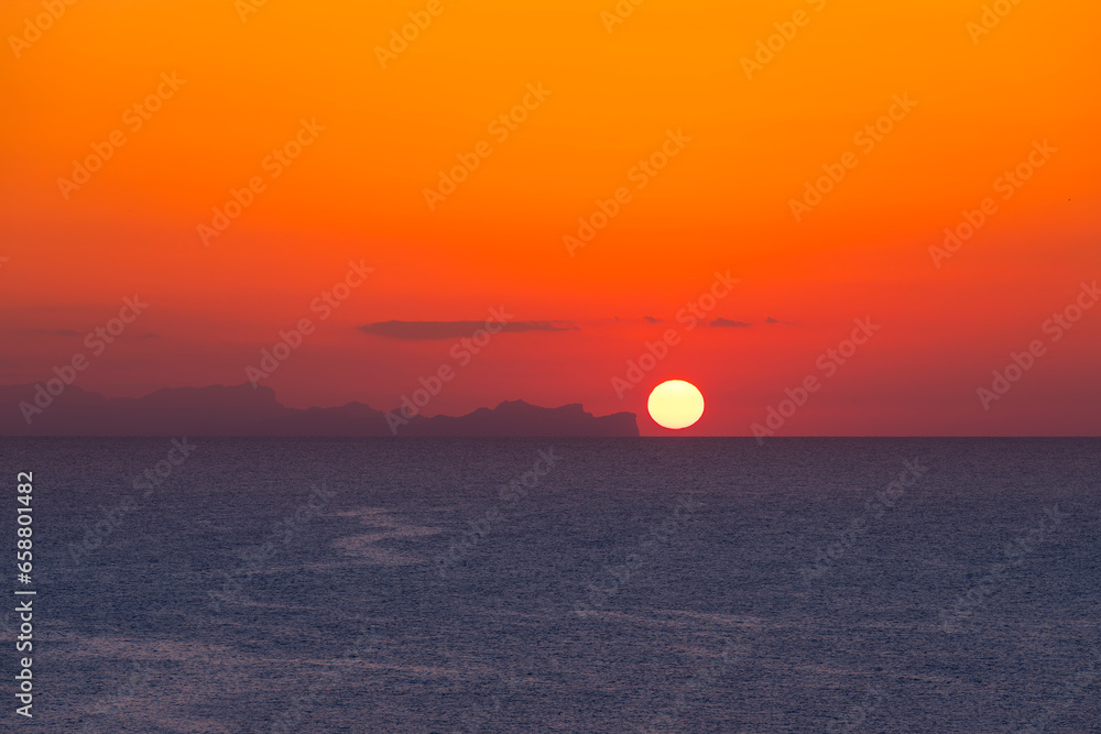 Krajobraz morski i skaliste wybrzeże, relaks i zachód słońca, miły i ciepły wieczór na hiszpańskiej wyspie, ujęcie na tle natury, Menorca