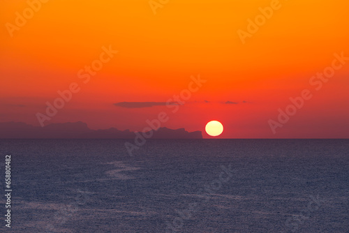 Fototapeta Naklejka Na Ścianę i Meble -  Krajobraz morski i skaliste wybrzeże, relaks i zachód słońca, miły i ciepły wieczór na hiszpańskiej wyspie, ujęcie na tle natury, Menorca