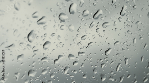 Gotas de água da chuva em um vidro de um parabrisa de um carro