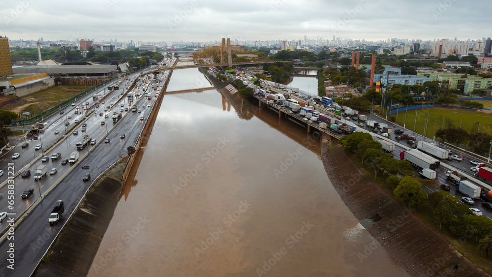 Visão aérea da marginal tietê no centro da cidade de São Paulo, Brasil.