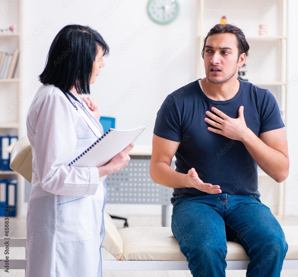 Obraz premium Young male patient visiting aged female doctor