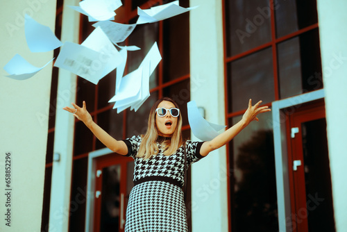 Foto Carefree Businesswoman Throwing Documents outside Office Building