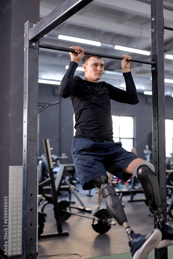 Naklejka premium confident sportsman concentrated on working out with bar at gym, effort. full length shot, strength training