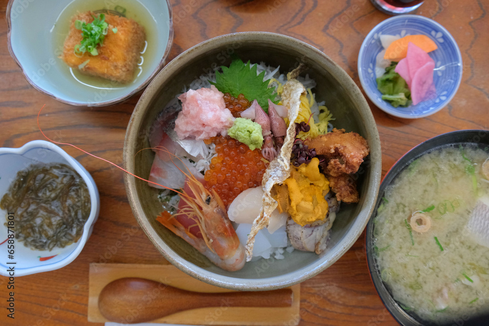エビやイクラや魚など海の食べ物を米に乗せた料理 エビやイクラや魚など海の食べ物を米に乗せた料理