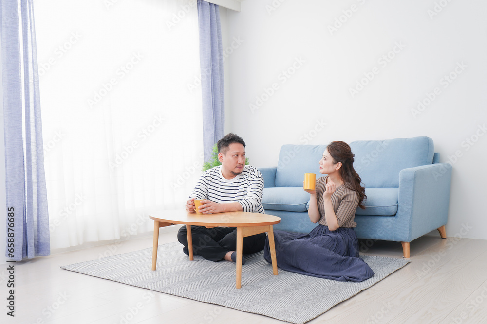 おうちデートをする若い男女 おうちデートをする若い男女
